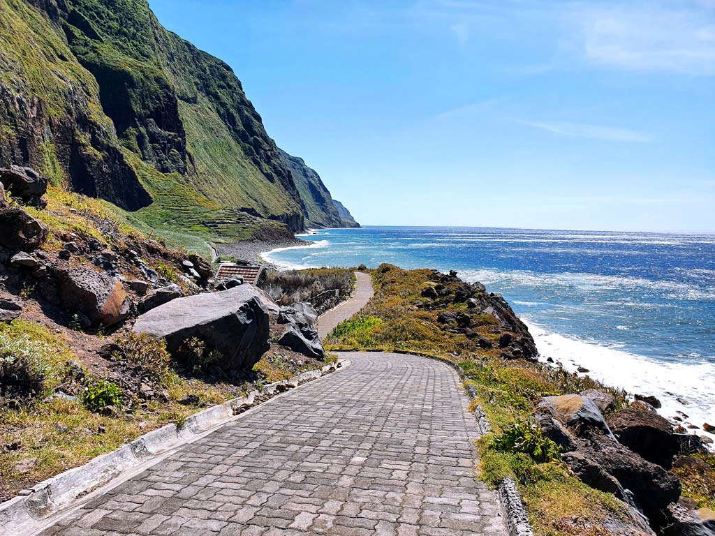 Madeira Strände: Meeresgärten von Achadas da Cruz, Spazierweg entlang der Küste vorbei an den steinigen Madeira Stränden