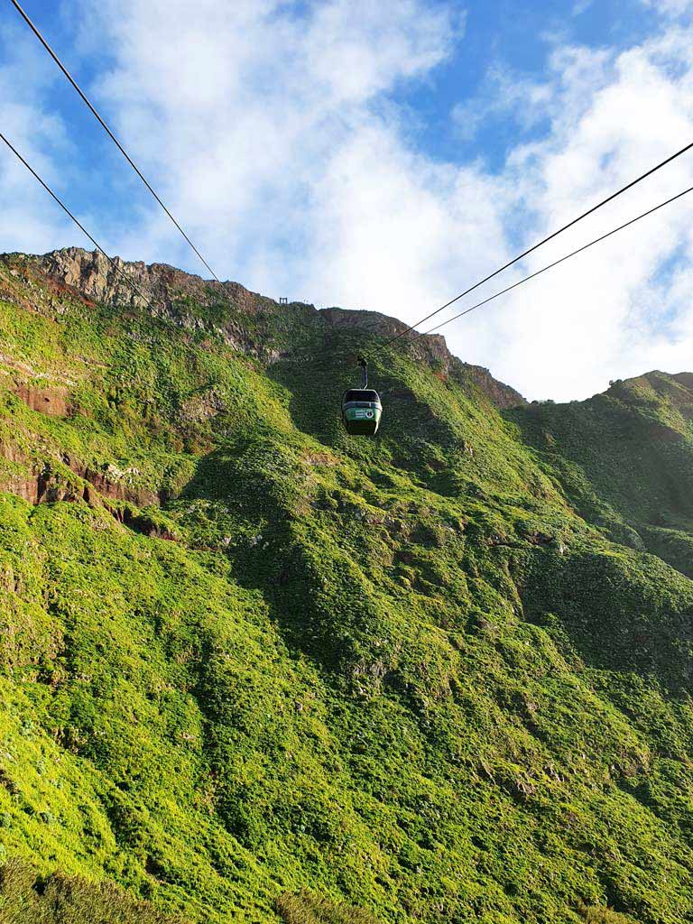 Seilbahn von Achadas da Cruz vor einer hohen, grünen Steilklippe