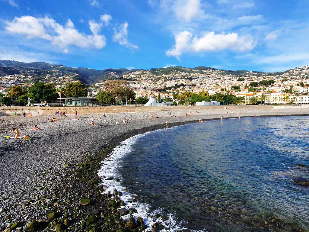 Madeira Strände: Steiniger Strand Praia do Almirante Reis im Zentrum von Funchal