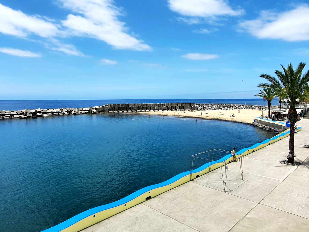Promenade an der Praia da Calheta auf Madeira