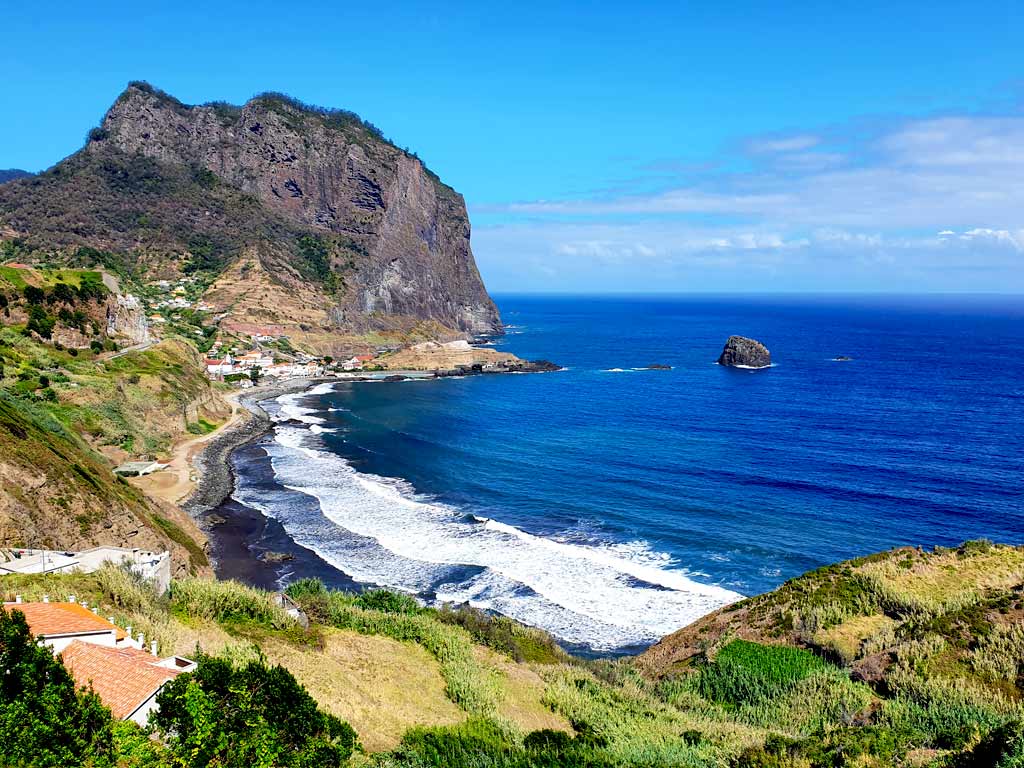 Madeira Strände: Praia de Maiata mit dem mächtigen Adlerfelsen im Hintergrund.