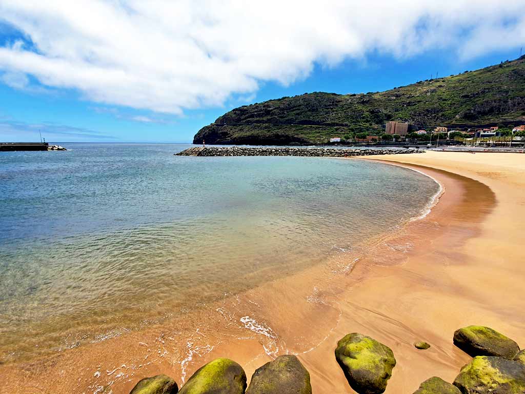Madeira Strände: Heller Sandstrand Praia de Machico im Südosten der Insel