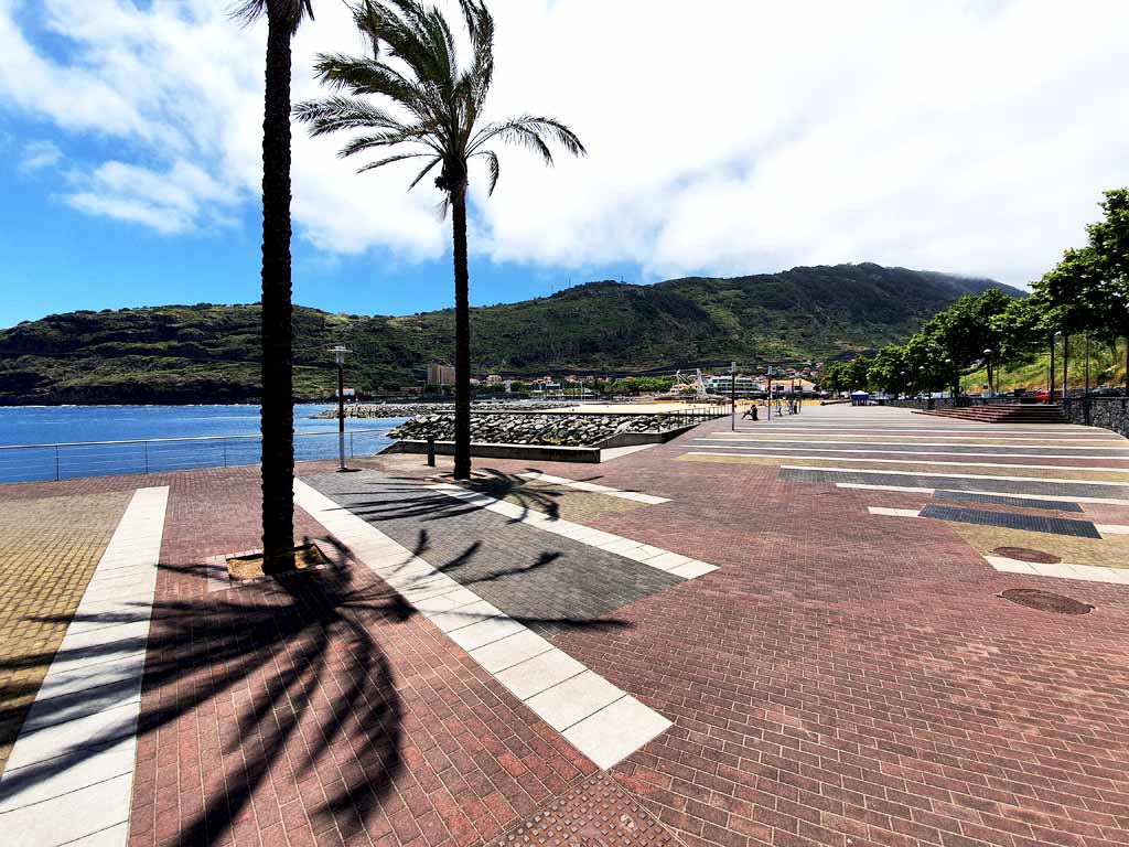 Breite Promenade oberhalb der Praia de Machico