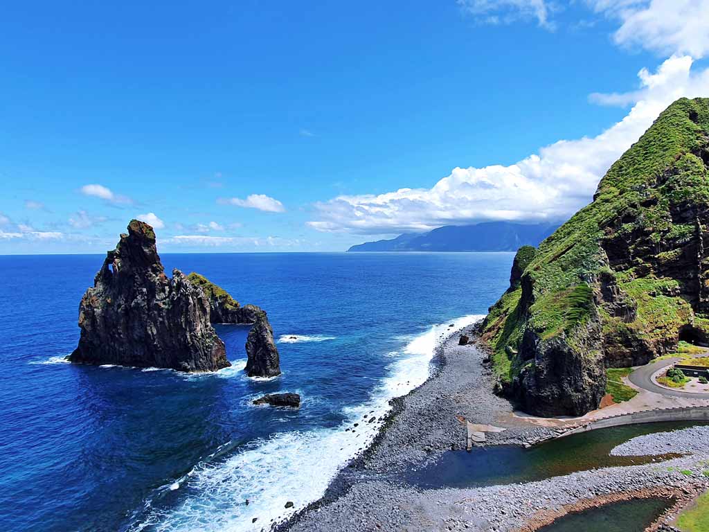 Schönste Madeira Strände: Herrliche Ausblicke auf die Felseninseln von Ribeira da Janela und der Nordküste im Hintergrund