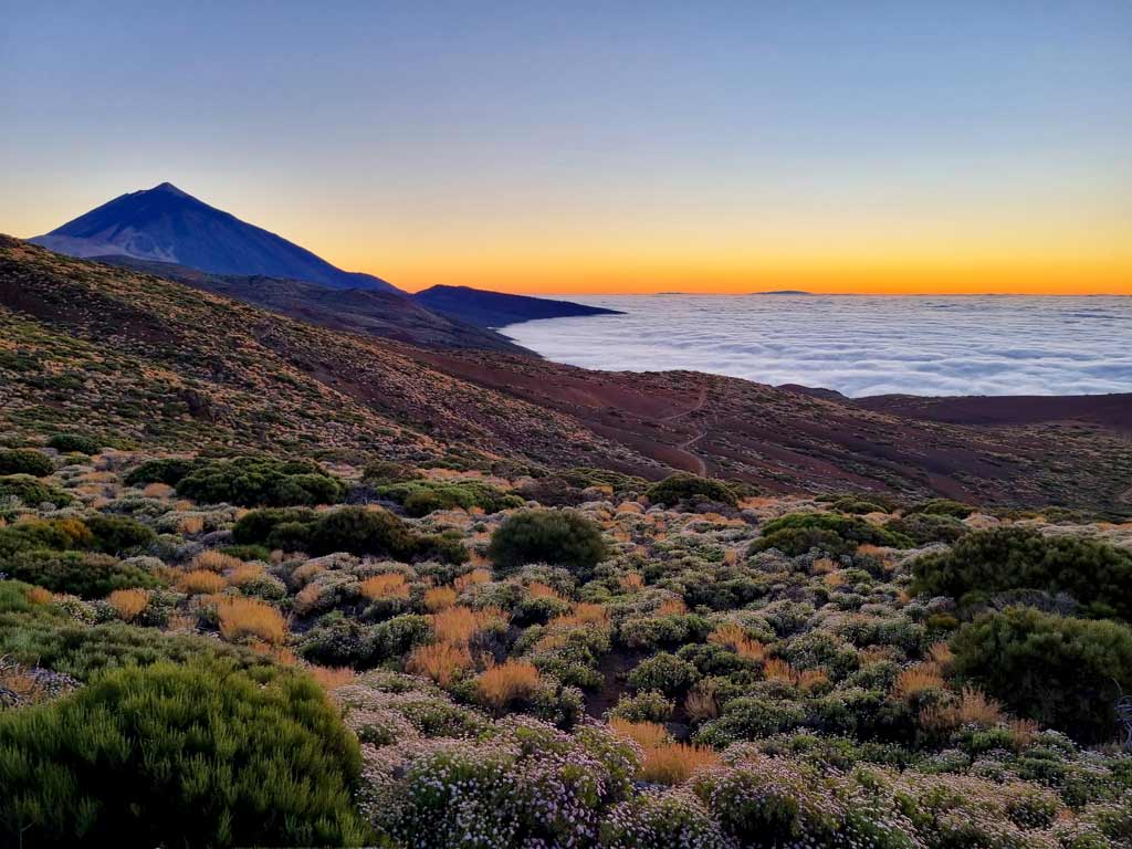 Teneriffa Aktivitäten: Sonnenuntergang im Teide Nationalpark über dem Wolkenmeer
