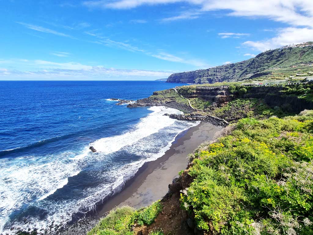 Teneriffa Strände: Playa el Bollullo an der Nordküste umgeben von grünen Steilklippen