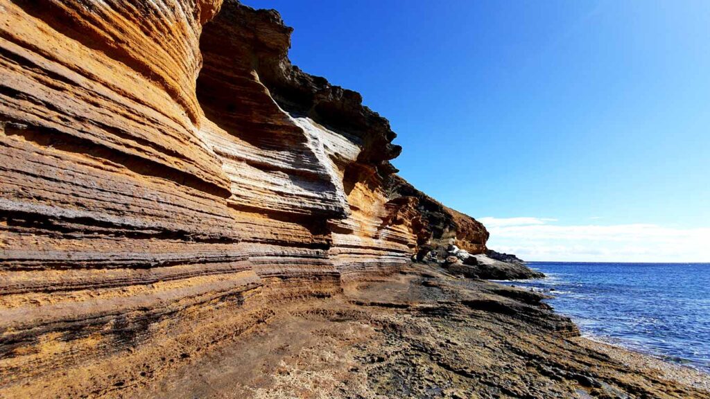 Wellenförmige Felsformation an der Playa Amarilla auf Teneriffa