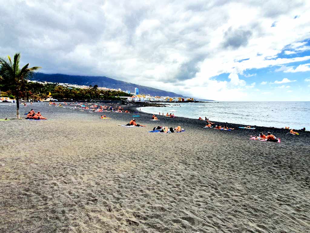 Dunkler Sandstrand Playa Jardin in Puerto de la Cruz im Norden Teneriffas