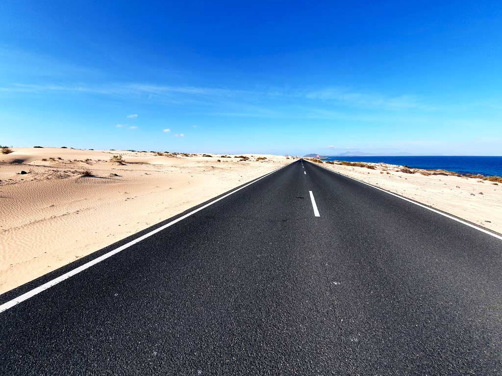 Auto mieten Fuerteventura Erfahrungen: herrliche Küstenstrasse zwischen den Sanddünen in Corralejo