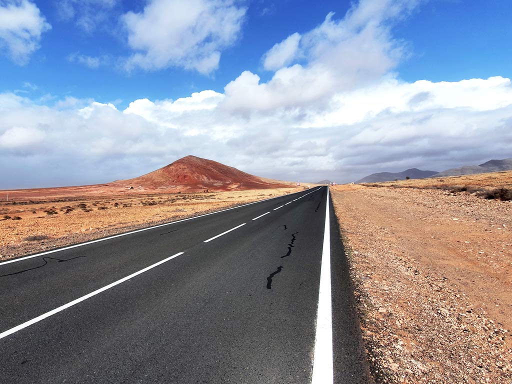 Mietwagen Tipps Fuerteventura Erfahrungen: Gut ausgebaute, asphaltierte Strasse im Zentrum von Fuerteventura