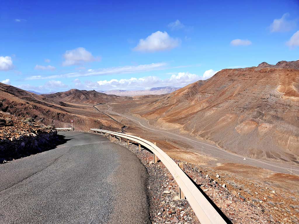 Auto mieten Fuerteventura Erfahrungen: Schmale Strasse zum Aussichtspunkt auf den Klippen