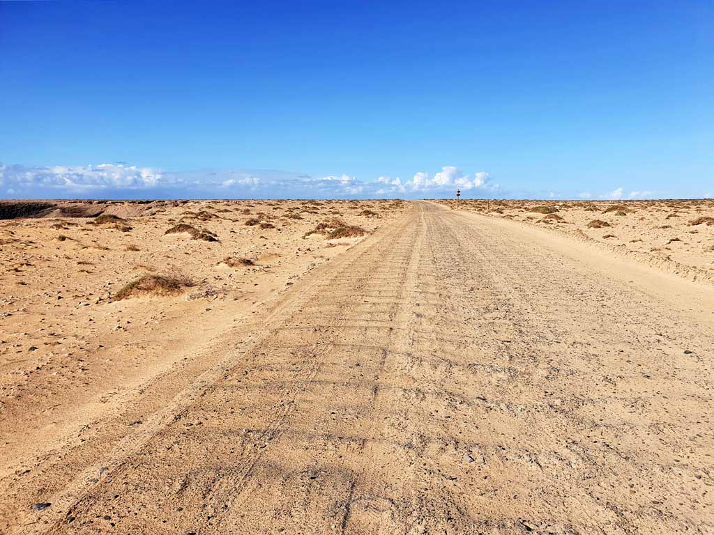 Auto mieten Fuerteventura Erfahrungen: Sandige Wellblechpiste auf Fuerteventura