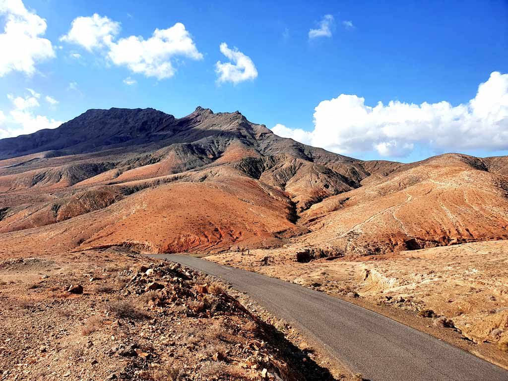 Mietwagen Tipps Fuerteventura Erfahrungen: Schmale Strasse durch die Berglandschaft Fuerteventuras