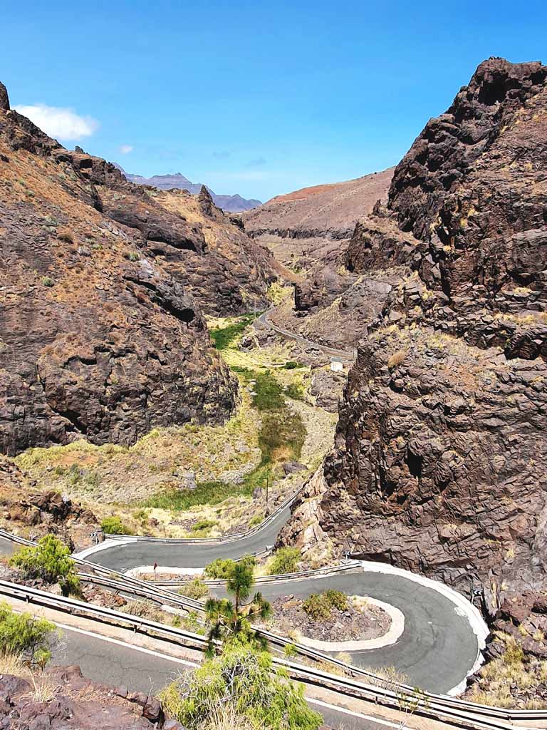 Mietwagen Tipps Gran Canaria: Kurvenreiche Strecke durch eine eindrückliche Schlucht auf Gran Canaria