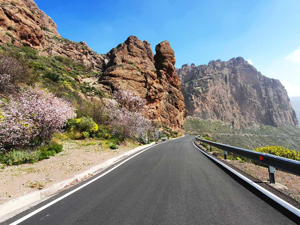 Strasse im Zentrum Gran Canarias am Fusse mächtiger Felsen.