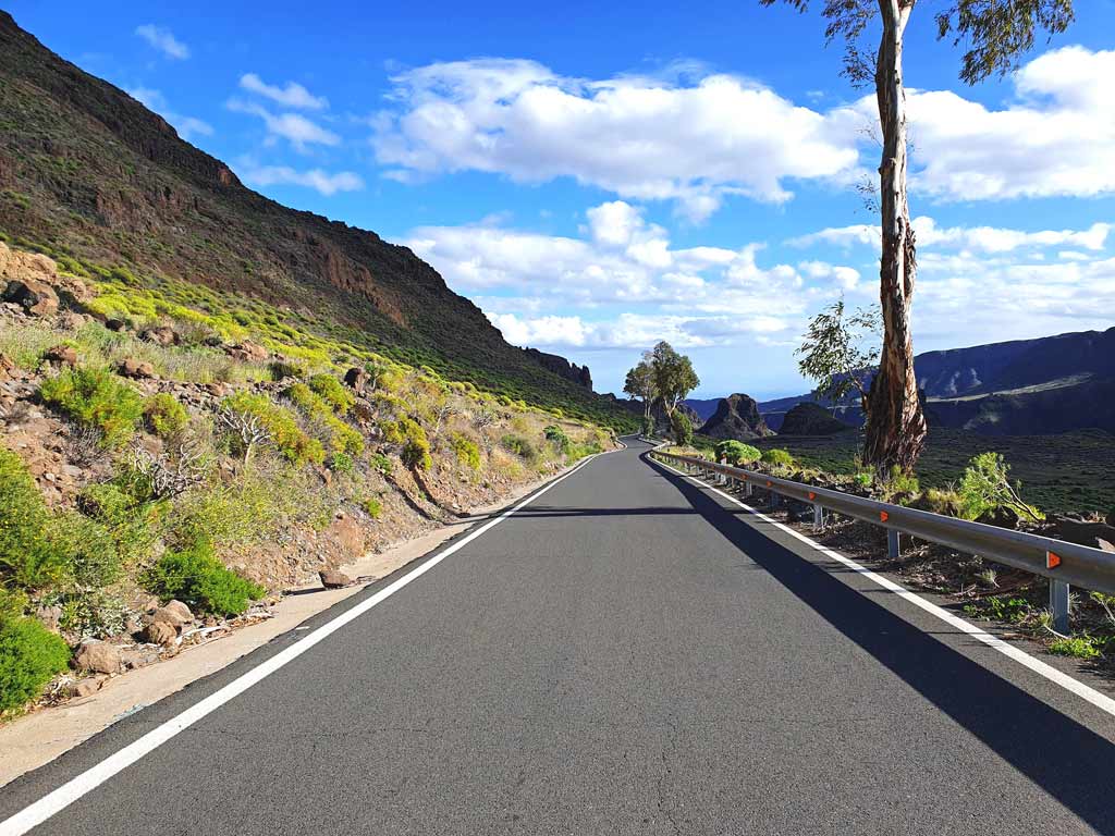 Gran Canaria Mietwagen Tipps: Schmale Strasse ohne Mittelstreifen 
