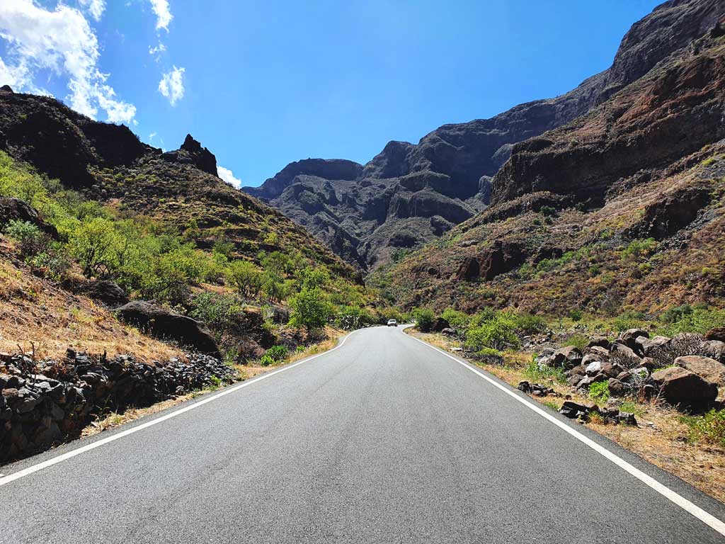 Auto mieten Gran Canaria: Strasse im Barranco de Guayadeque 
