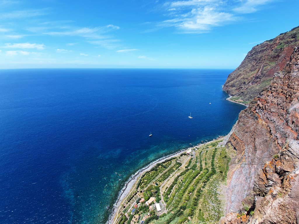 Madeira im Frühling: Fajã dos Padres am Fusse der steilen Klippe