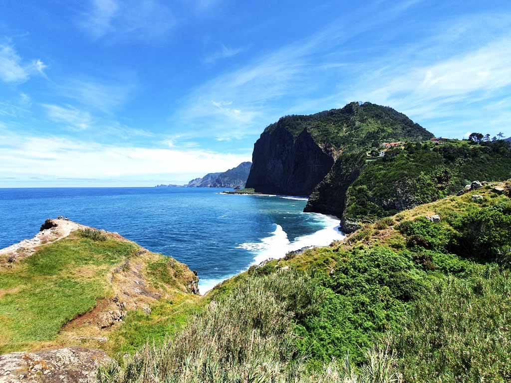 Madeira im Frühling: Aussichtspunkt mit Blick auf den mächtigen Adlerfelsen