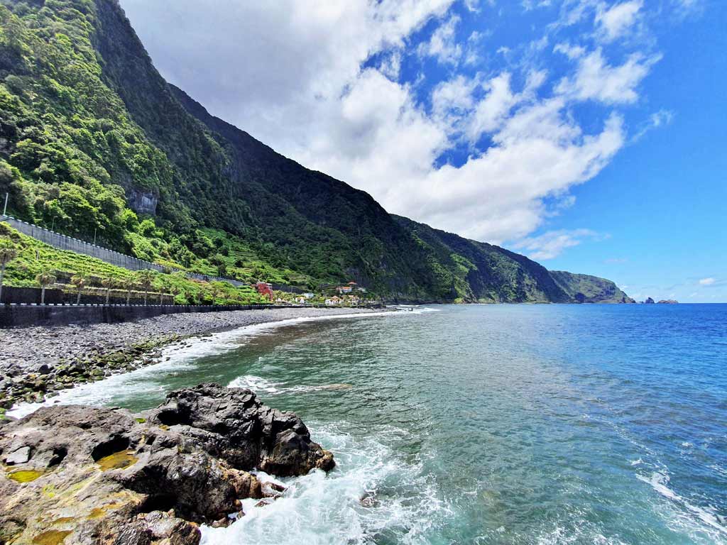 Madeira im Frühling: Ausblick auf die hohen Klippen der Nordküste, die steil aus dem Atlantik emporragen