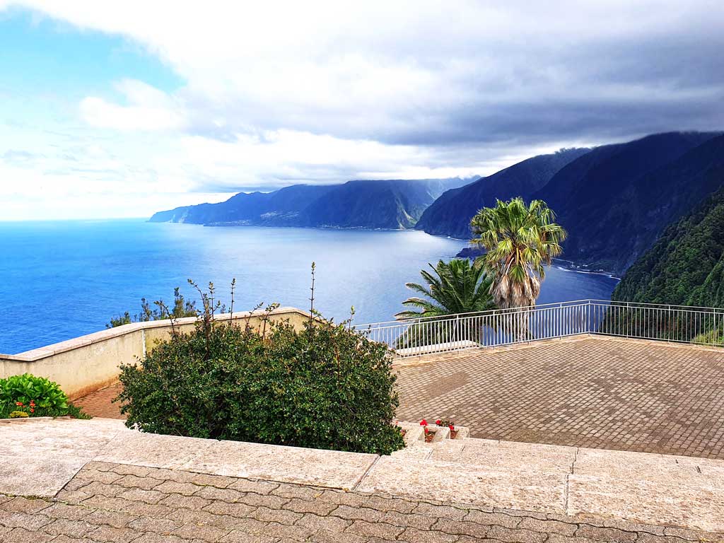 Aussichtspunkt im Norden Madeiras mit Blick über die Küste