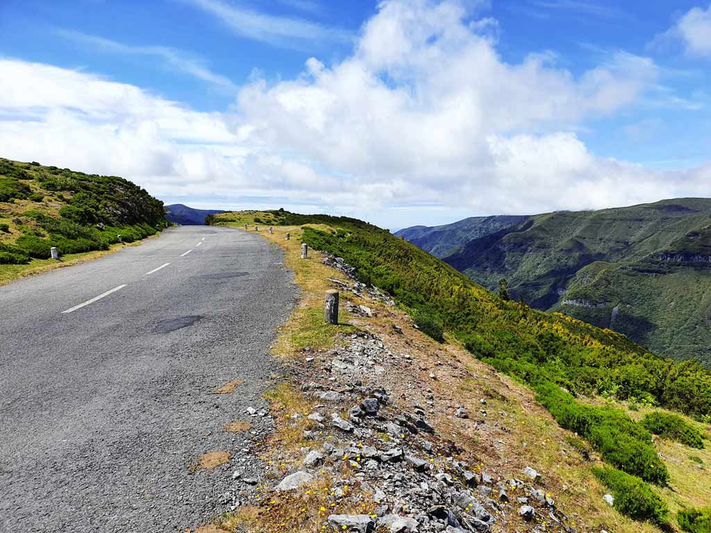Madeira im Frühling: Roadtrip bei Sonnenschein hoch über den grünen Täler der Insel