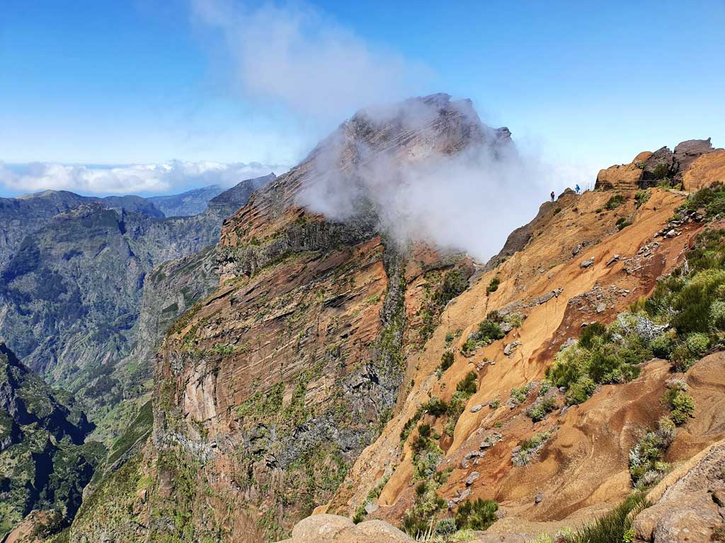 Madeira im Frühling: Wolken ziehen vom Norden über die Vulkanlandschaft im Zentralgebirge