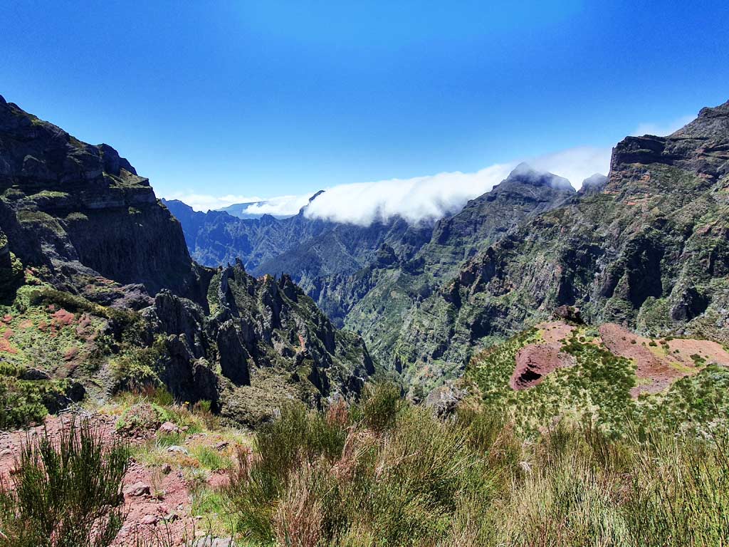 Madeira im Frühling: Wolken ziehen wie ein Wasserfall über den Gebirgskamm im Zentrum der Insel