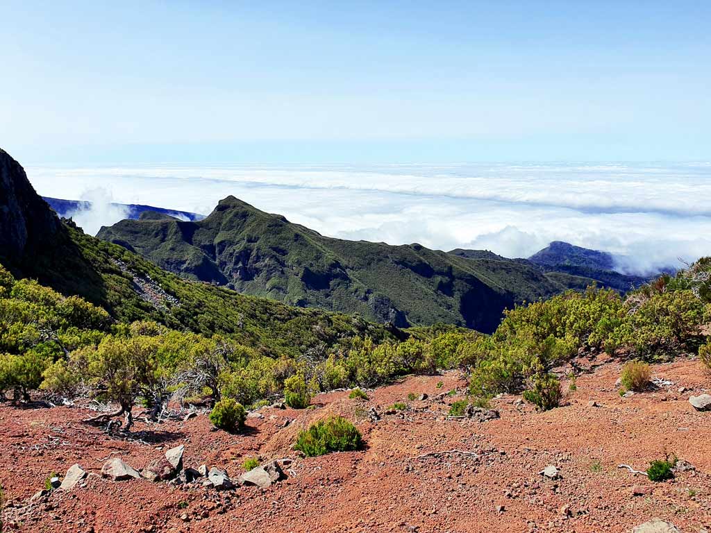 Madeira im Frühling: Wolkenmeer über der Nordküste
