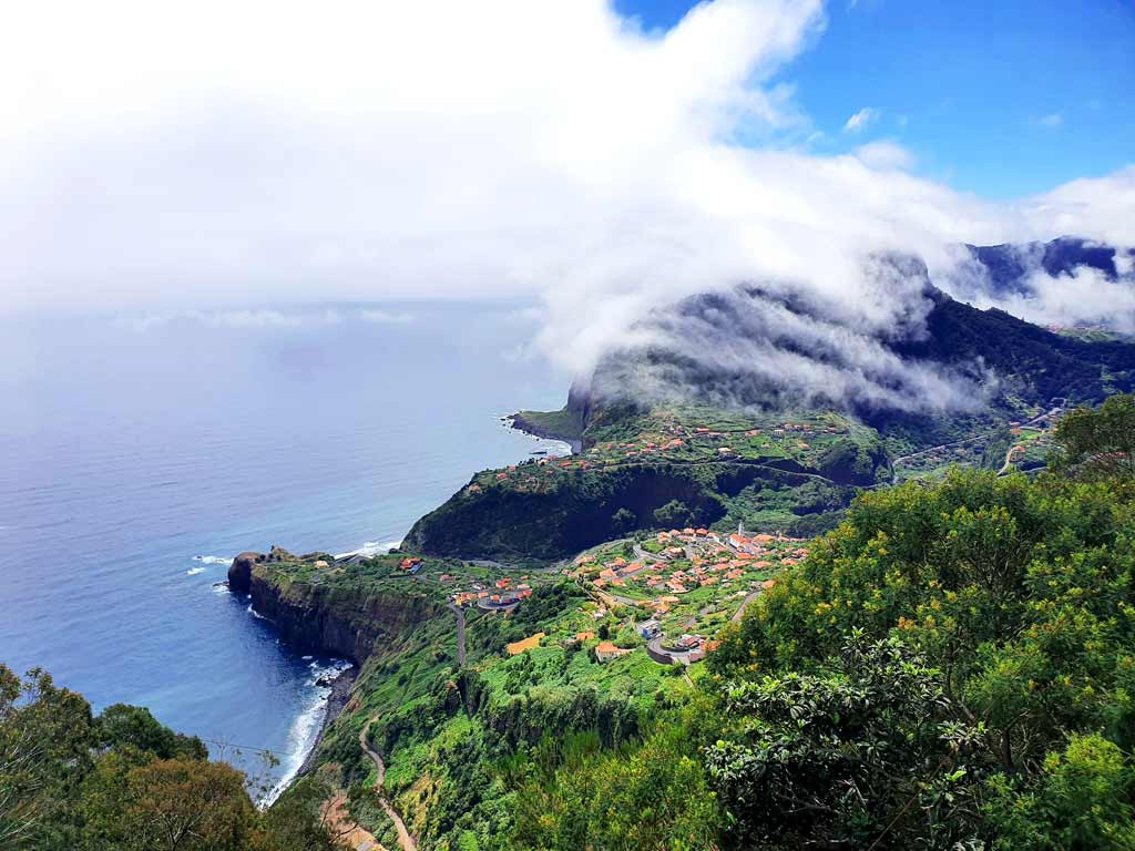 Madeira im Frühling: Wolken ziehen über den berühmten Adlerfelsen und lassen ihn verschwinden.