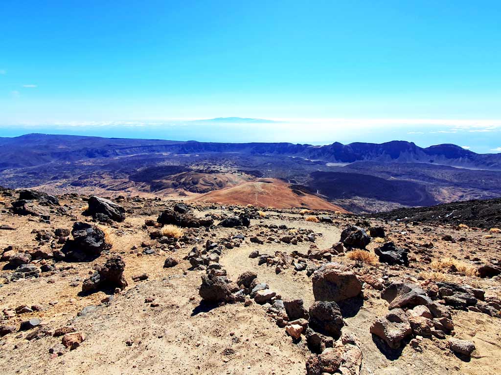 Wanderung höchster Vulkan Teneriffa: Herrliche Ausblick über den Teide Nationalpark mit Gran Canaria im Hintergrund