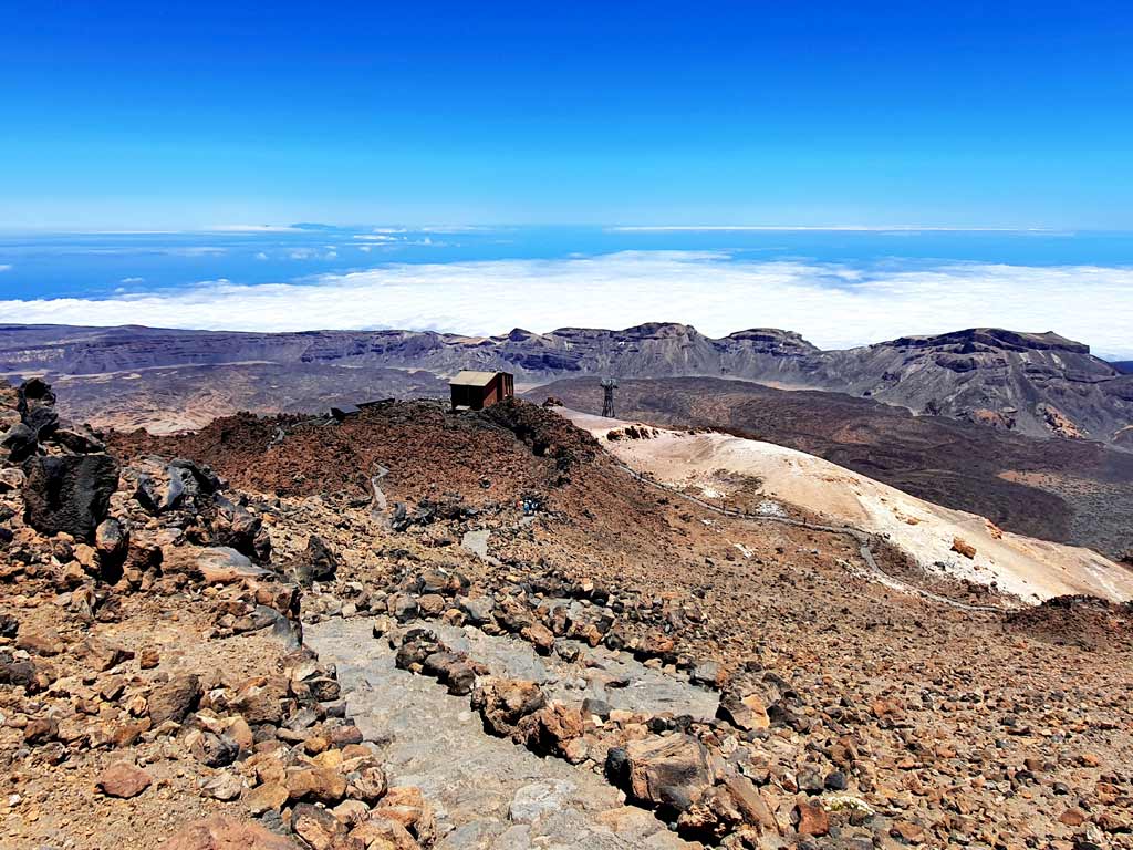 Vulkanwanderung Teneriffa: Ausblick auf die Seilbahnstation und die Caldera de las Cañadas auf dem Pico del Teide