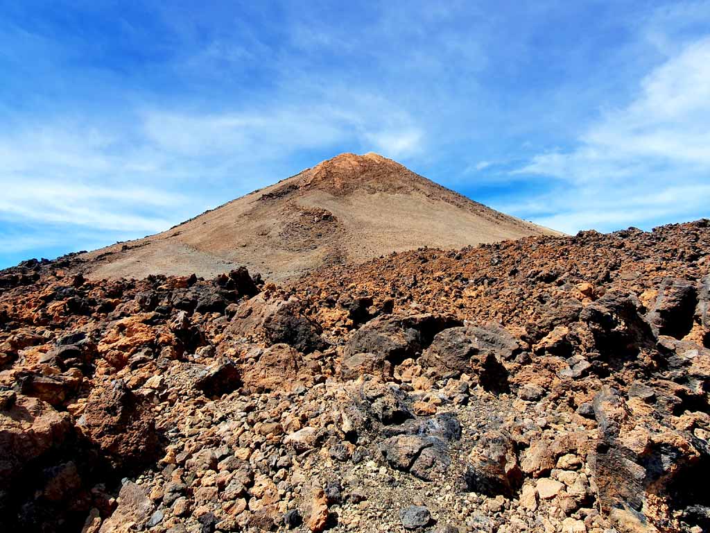 Kegelförmiger Gipfel des Pico del Teides, höchster Vulkan auf Teneriffa