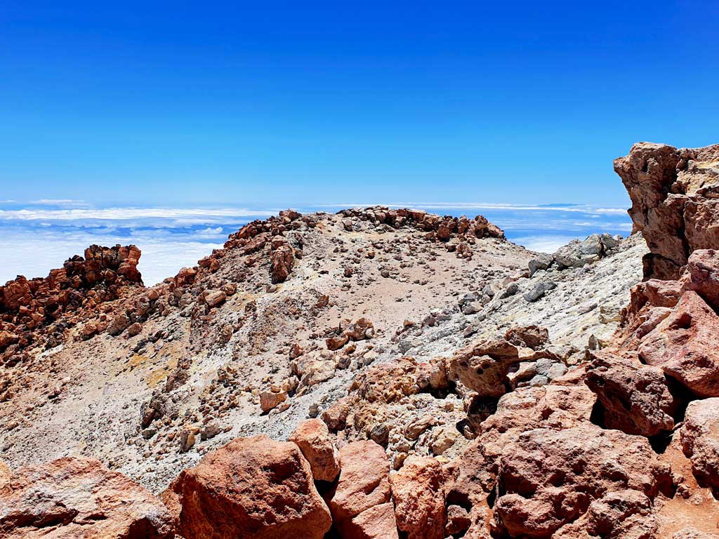 Kraterrand des Pico del Teide mit herrlichem Rundblick am Ziel der höchsten Vulkanwanderung Teneriffas