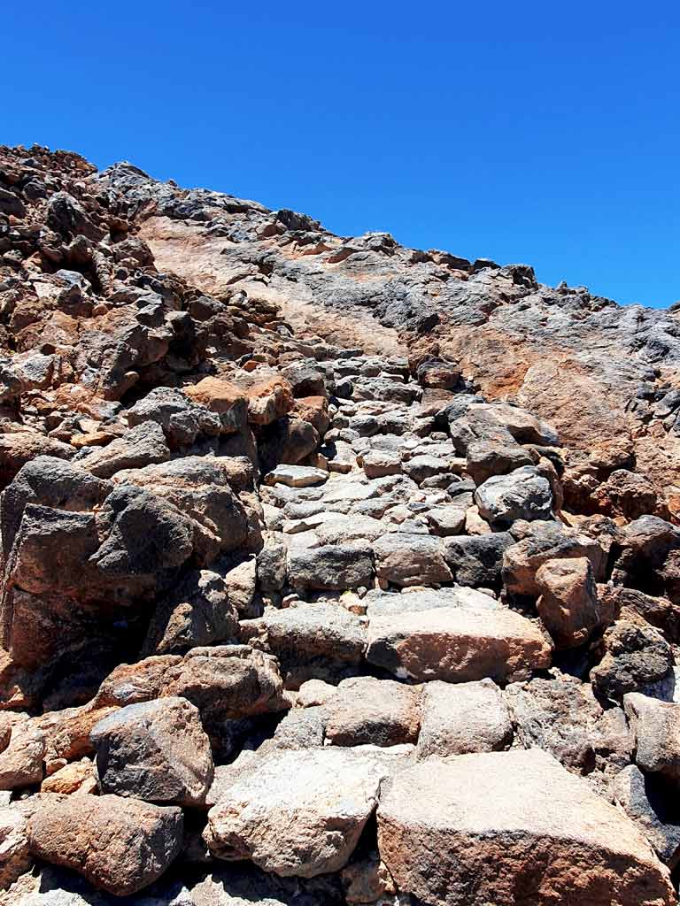 Treppenstufen führen auf den Gipfel des Pico del Teides