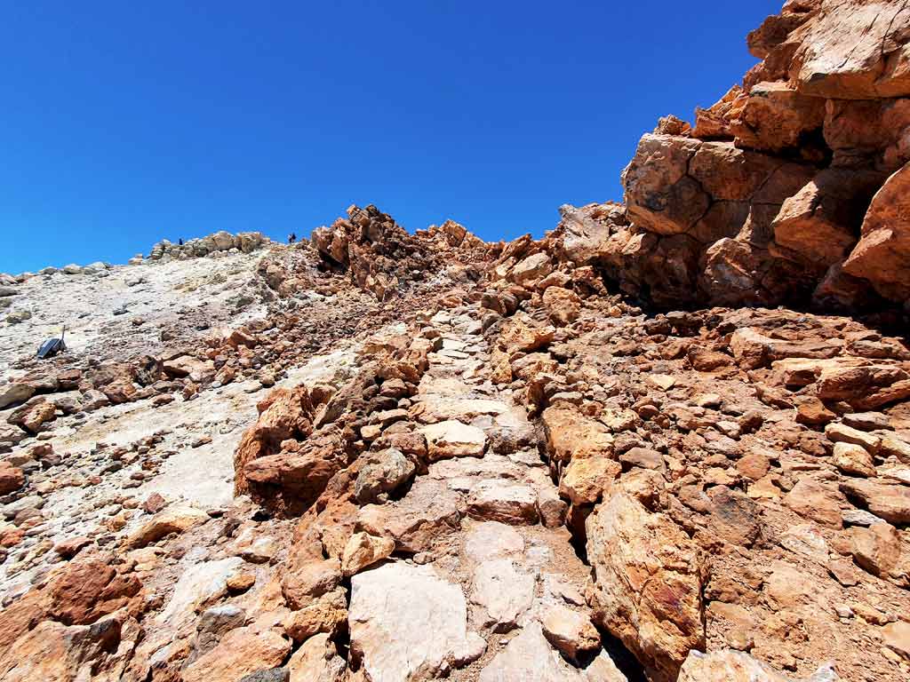 Gut ausgebauter Wanderweg auf dem Pico del Teide Vulkan Teneriffa