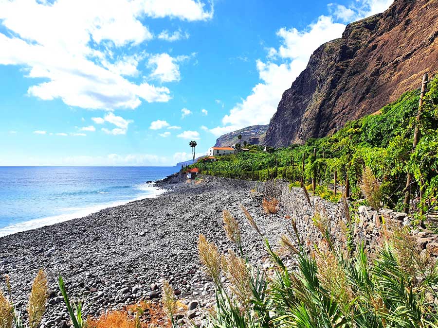 Steiniger Strand der Fajã dos Padres am Fusse der Steilklippen auf Madeira