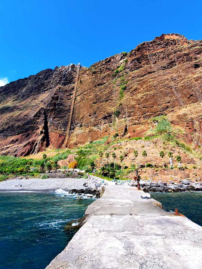 Bootssteg auf der Fajã dos Padres Madeira mit Blick zurück auf die imposanten Steilklippen