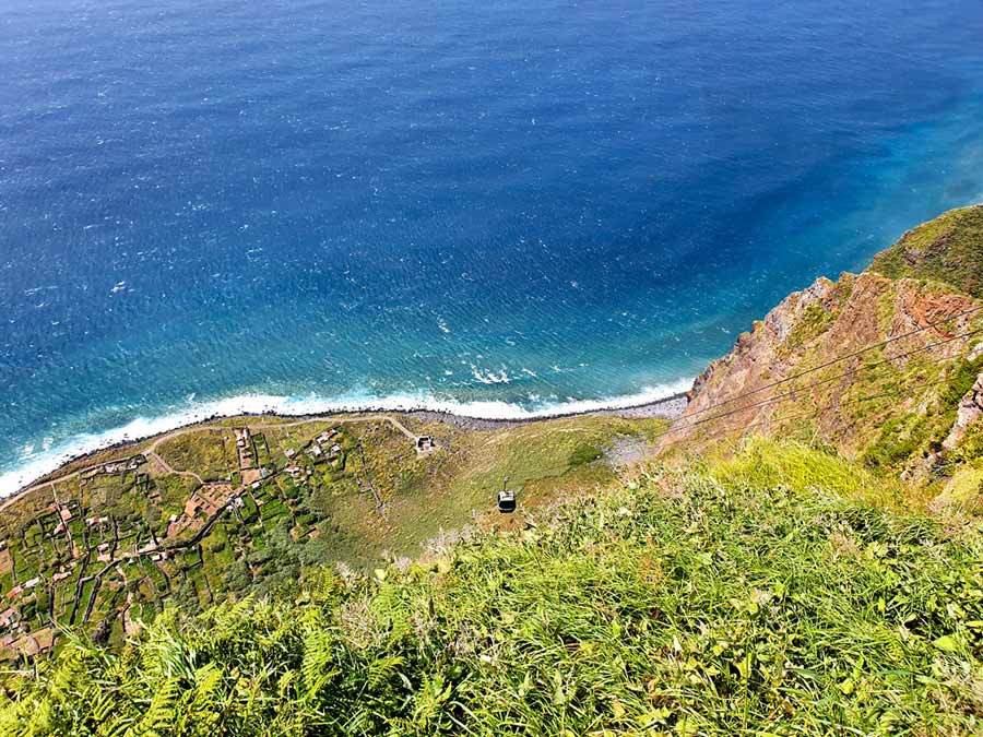 Tiefblick vom Aussichtspunkt neben der Seilbahn von Achadas da Cruz auf den 450 m tiefergelegenen Küstenstreifen