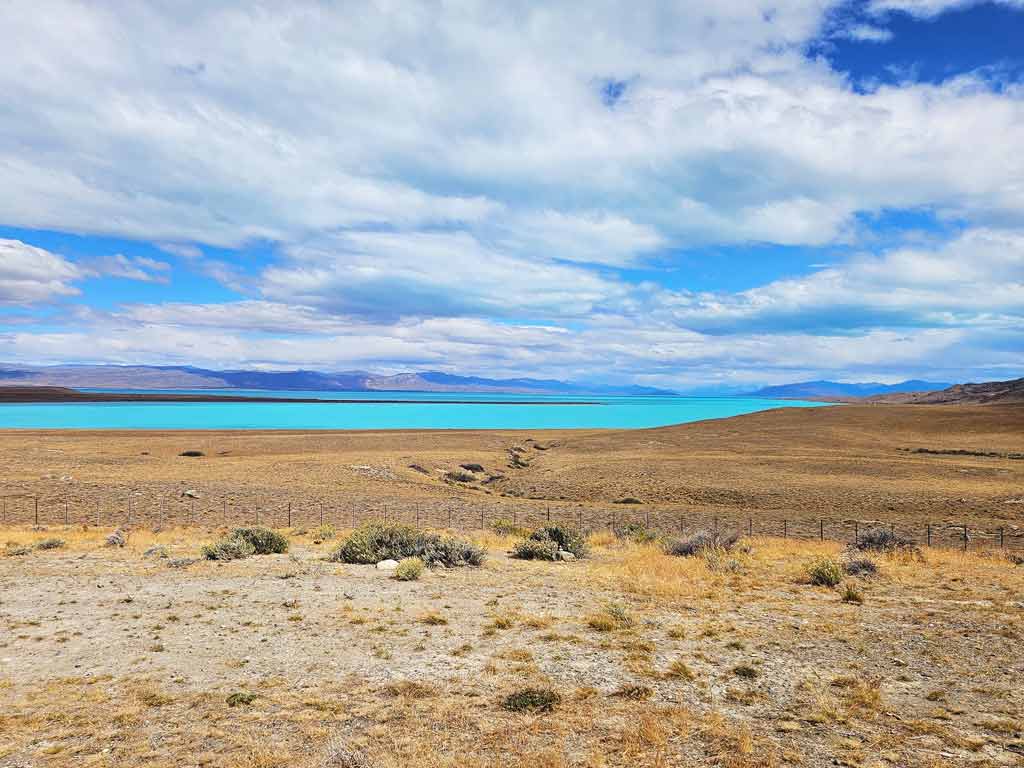 Patagonien Sehenswürdigkeiten & Patagonien Wanderungen: Der Lago Argentino leuchtet in einem grellen Türkiston