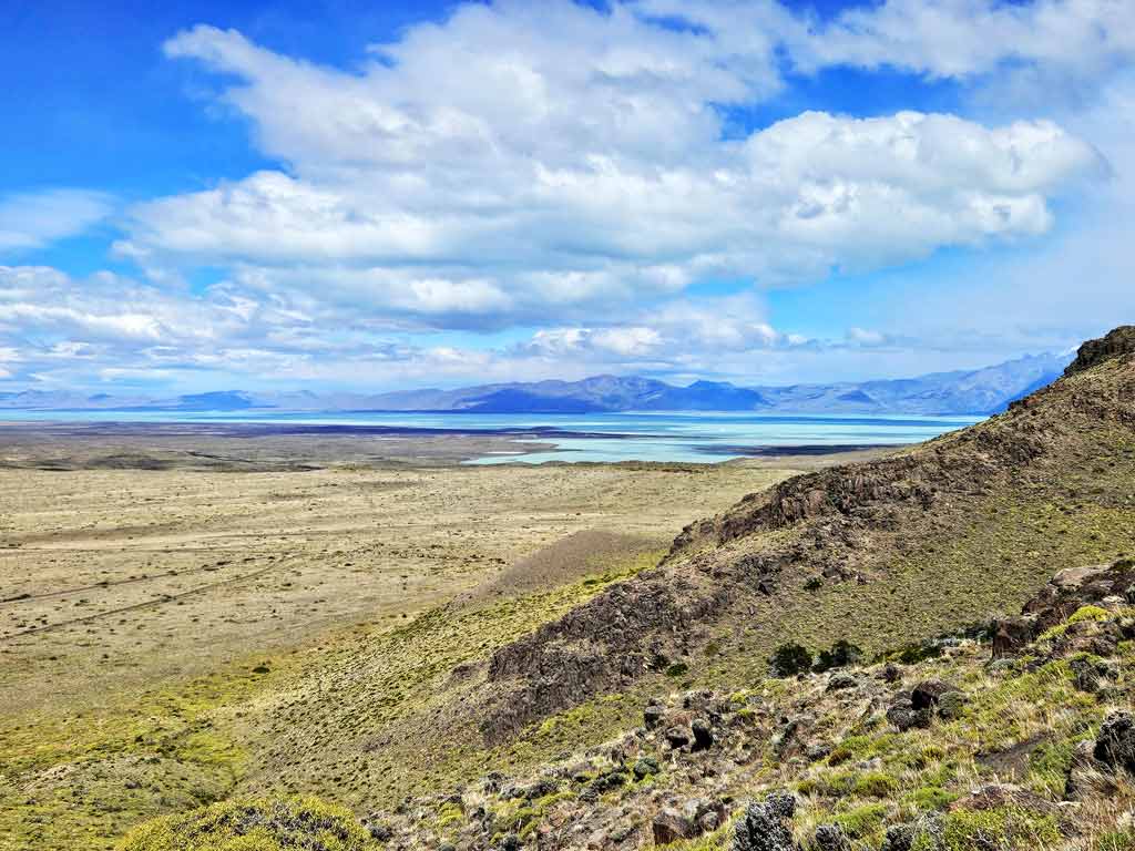 Patagonien Sehenswürdigkeiten & Patagonien Wanderungen: Ausblick über die patagonische Steppe auf den hellblauen Gletschersee Lago Viedma