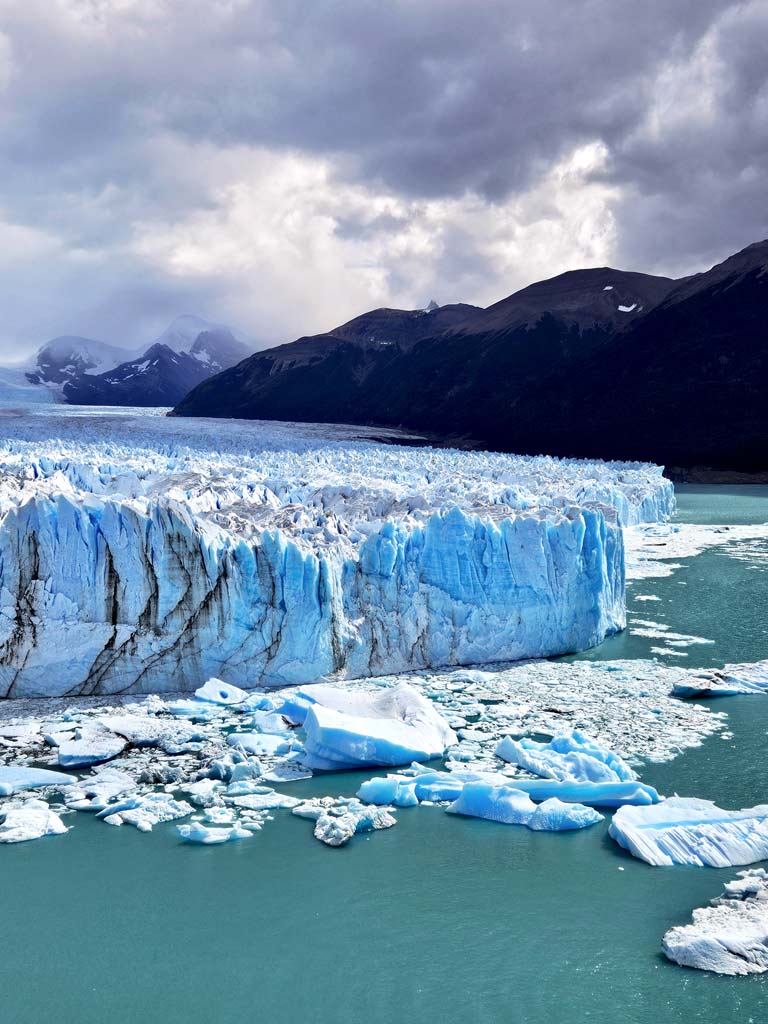 Patagonien Sehenswürdigkeiten: Perito Moreno Gletscher von der Aussichtsplattform aus 