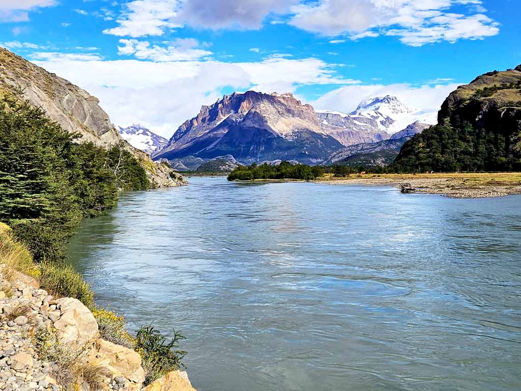 Patagonien Sehenswürdigkeiten: Rio de las Vueltas mit hohen Bergen und Gletschern im Hintergrund