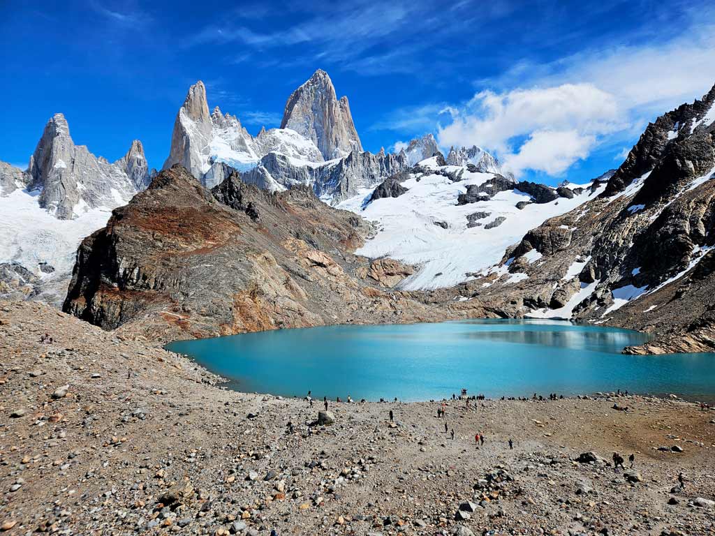 Patagonien Sehenswürdigkeiten & Patagonien Wanderungen in El Chalten: Türkis leuchtende Laguna de los Tres am Fusse des mächtigen Fitz Roy