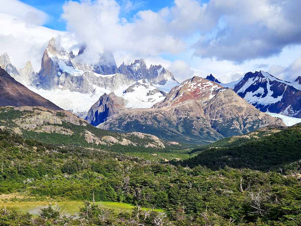 Patagonien Sehenswürdigkeiten & Patagonien Wanderungen: Ausblick vom Mirador al Fitz Roy auf das berühmte Fitz-Roy-Massiv, das hinter den Wolken versinkt