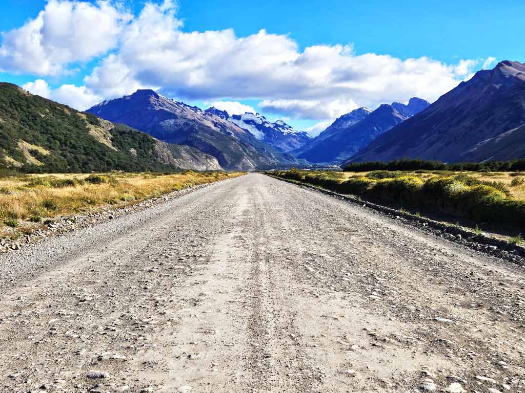 Patagonien Sehenswürdigkeiten: Schotterstrasse im Tal des Rio de las Vueltas