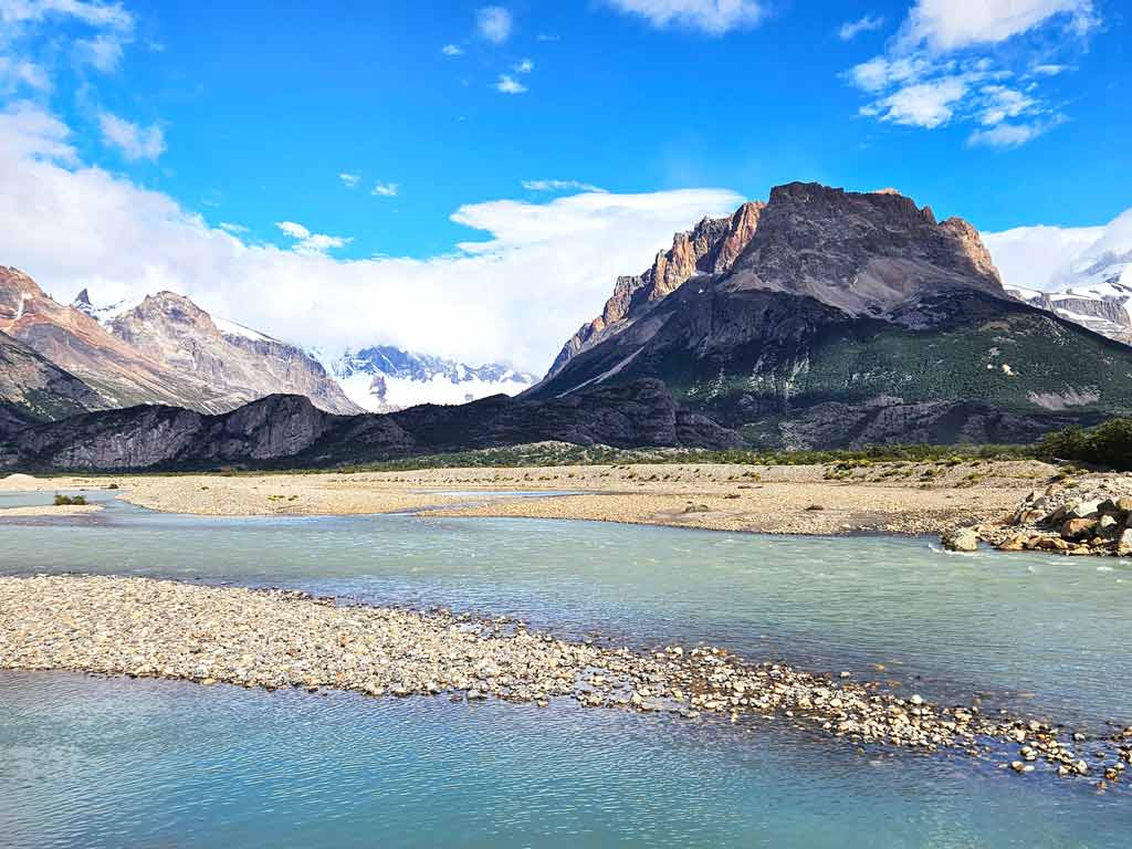 Patagonien Sehenswürdigkeiten & Patagonien Wanderungen: Rio Blanco mit schöner Bergkulisse im Hintergrund