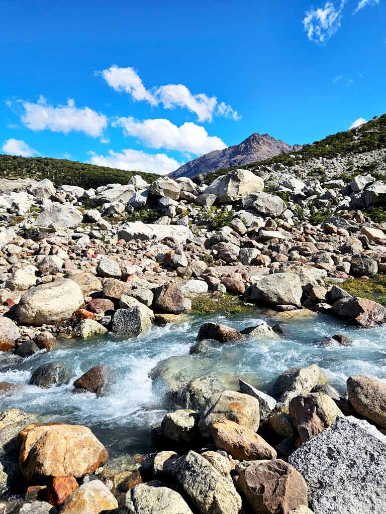 Patagonien Sehenswürdigkeiten & Patagonien Wanderungen: Steiniges Flussbett am Fusse der Laguna Piedras Blancas