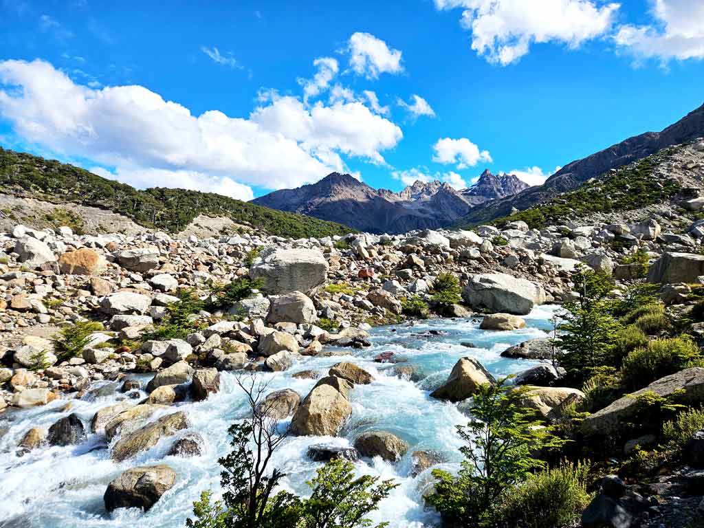 Patagonien Sehenswürdigkeiten & Patagonien Wanderungen: Steiniges Flussbett am Fusse der Laguna Piedras Blancas