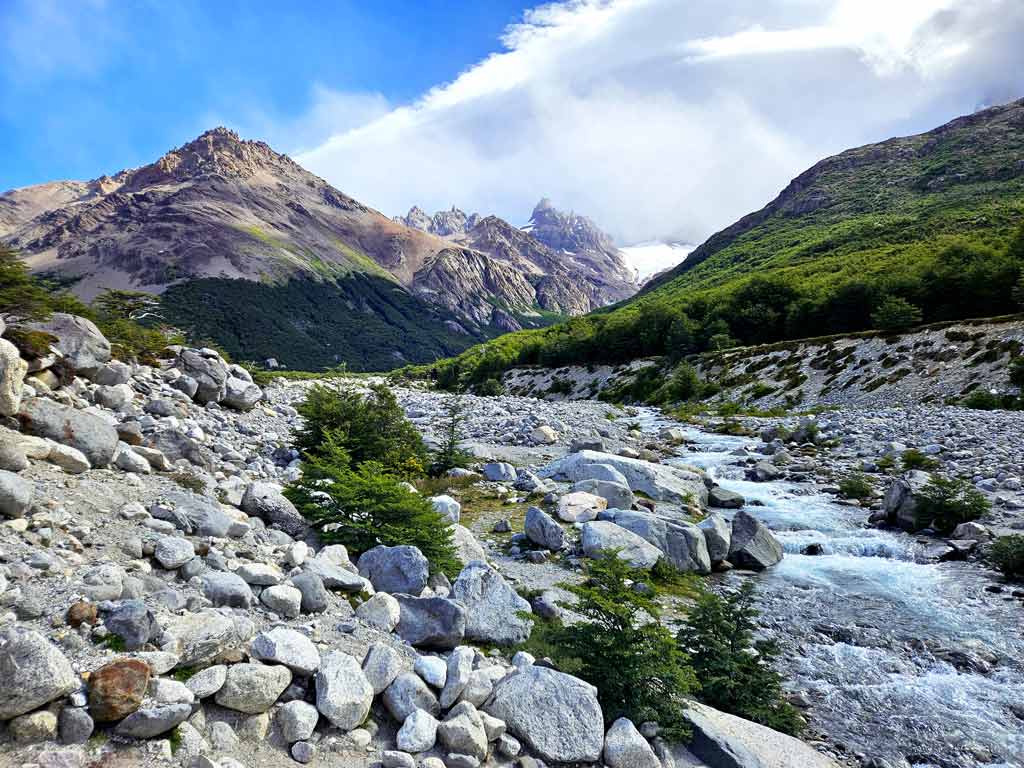 Patagonien Sehenswürdigkeiten & Patagonien Wanderungen: Steiniges Flussbett des Rio Blancos 